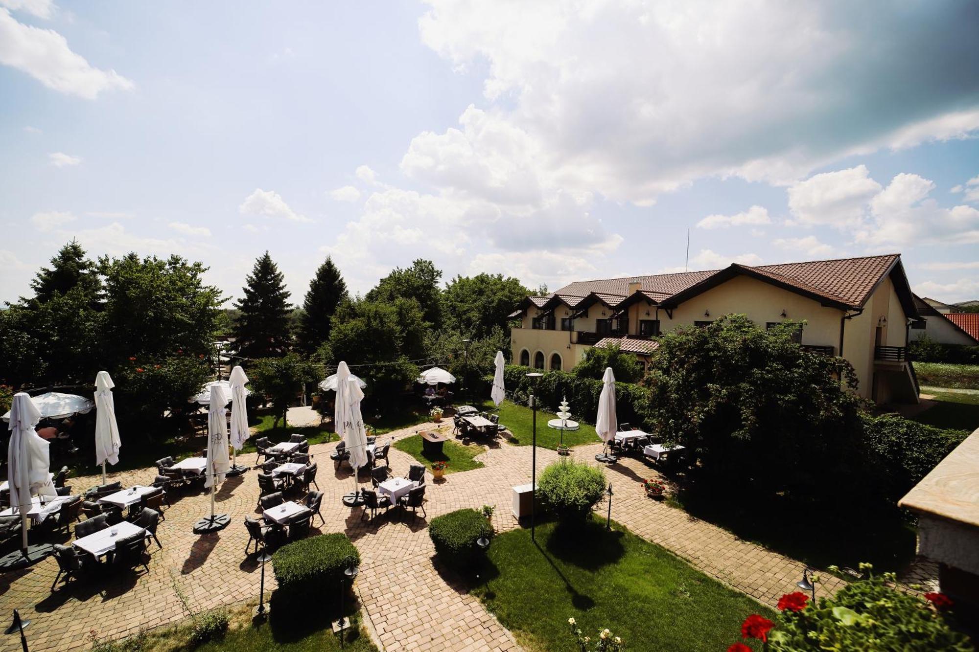 C&C Karo Resort Bacău Exteriör bild